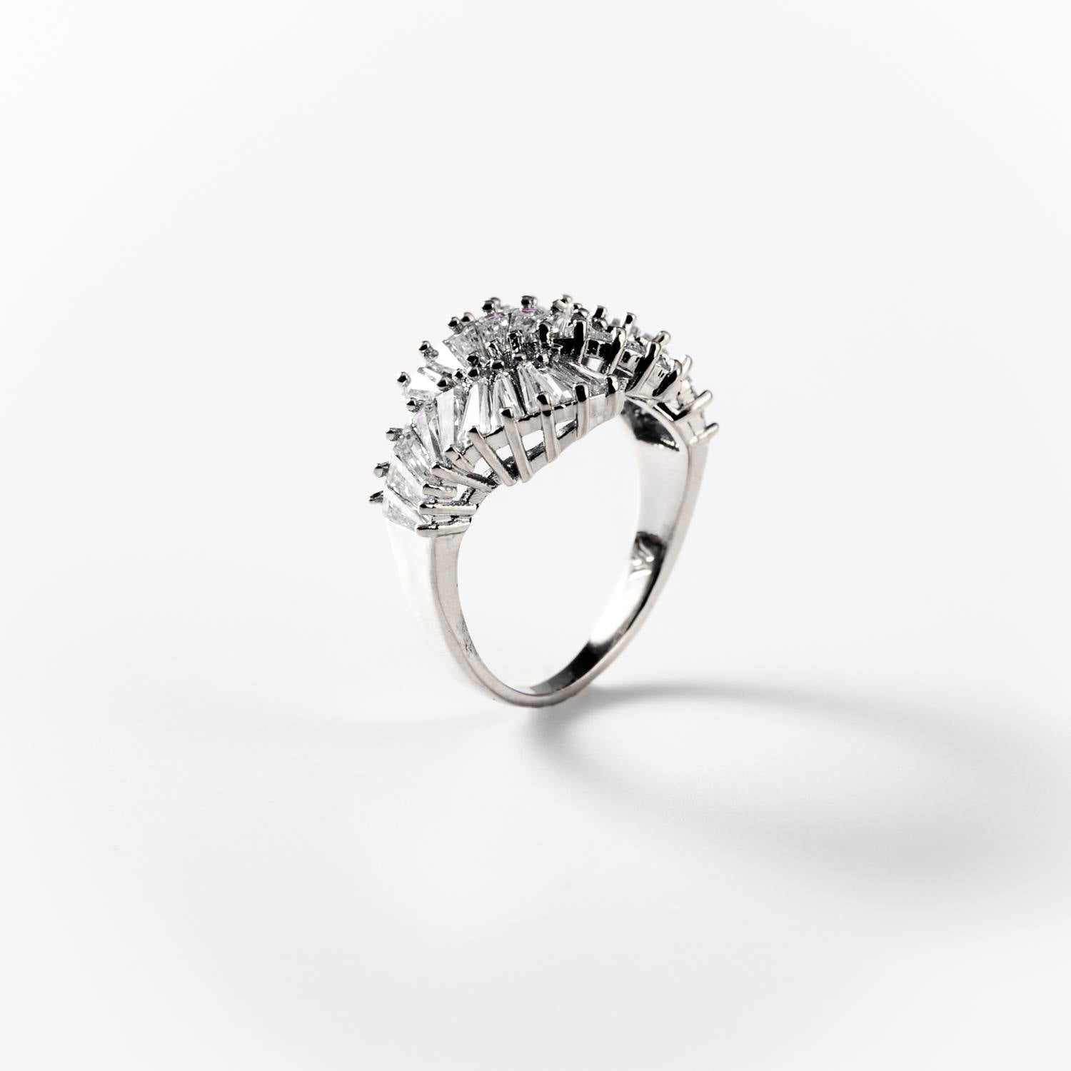 BIGAS030 - Anillo Abanico de luz de metal rodiado